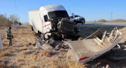 Tráiler choca contra puente y se sale del camino en la carretera Hermosillo - Guaymas