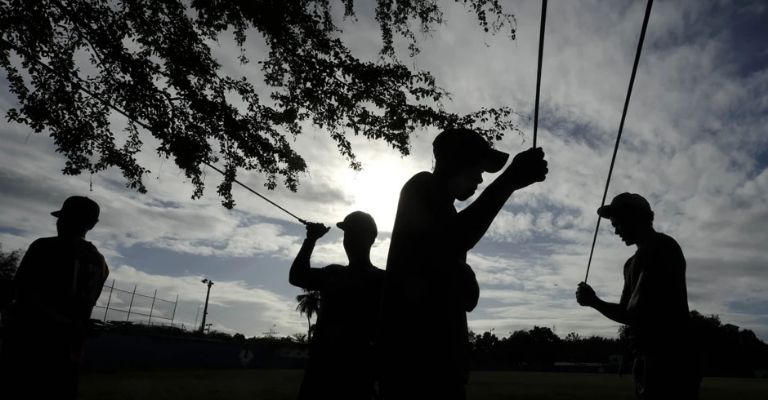 Un contrato de MLB los rescataría de la pobreza en su país