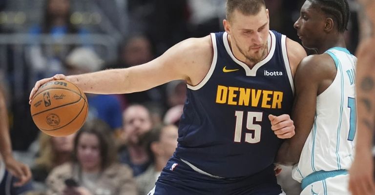 Jokic estuvo encendido disparando de larga distancia