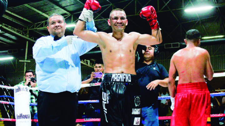 Irak 'Magnífico' Díaz está de regreso; noquea en el cuarto round a Mauricio Fuentes