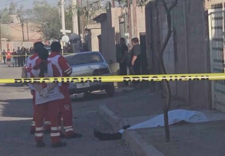 El cuerpo quedó tendido sobre la banqueta