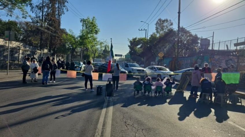 Manifestantes colapsan la calzada México-Tacuba; denuncian desalojo ilegal de escuela