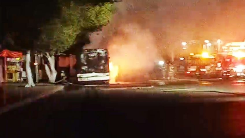 Fuerte incendio consume autobús en Ciudad Obregón; pasajeros lograron bajar a tiempo