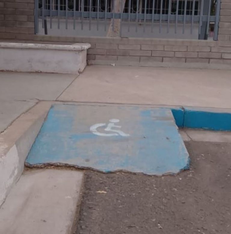 Una de tantas rampas azules descuidadas en la región