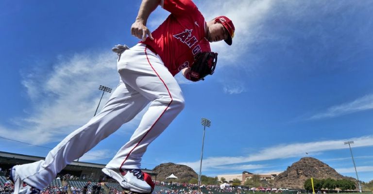 El pelotero salta a tomar su lugar en los jardines