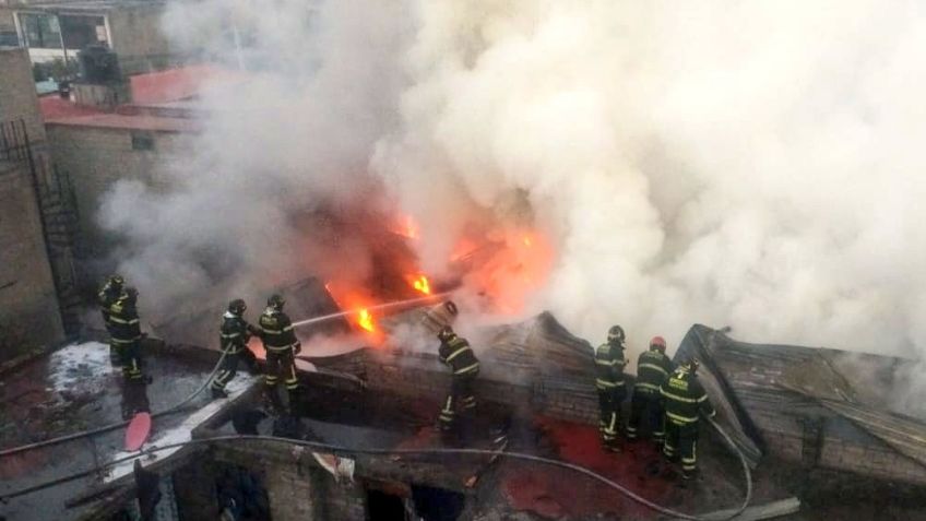 VIDEO: Fuerte incendio consume bodega de llantas en Santa Ana, Tláhuac; no hay heridos