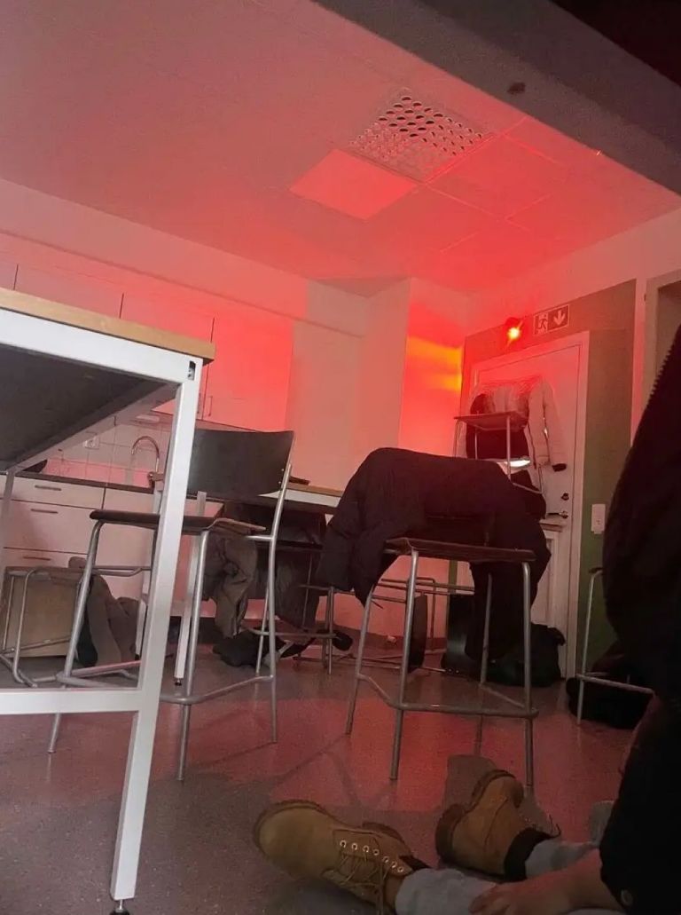 Alumnos se resguardaron tras el tiroteo en Suecia. Foto: Twitter