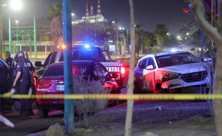 Fuego cruzado entre autoridades y sicarios termina en un accidente. Foto: Facebook