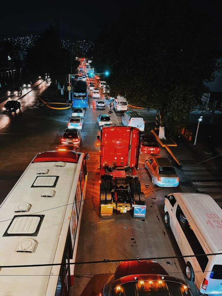 Caos en la López Portillo tras volcadura