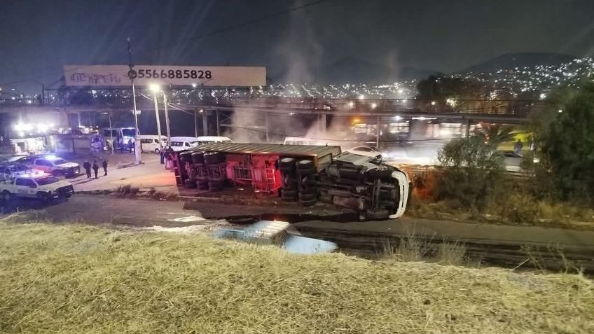 Caos en la Vía José López Portillo: Tráiler volcado paraliza la circulación