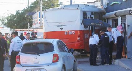 Camión choca y se mete a establecimiento de Hermosillo; rescatan a empleada prensada