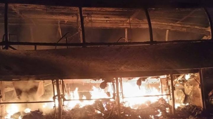 Autobús y tráiler chocan que carretera de Campeche; confirman a 30 muertos hasta el momento