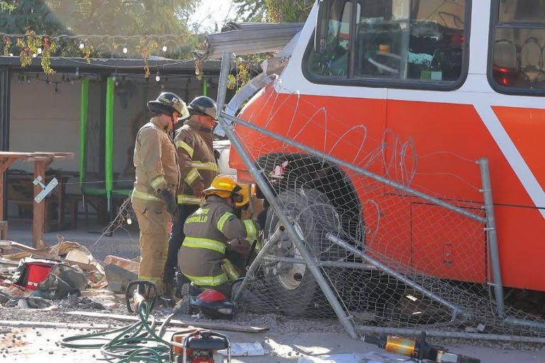 Bomberos luchan por sacar a la víctima prensada