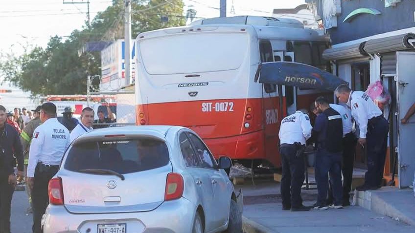 Camión choca y se mete a establecimiento de Hermosillo; rescatan a empleada prensada