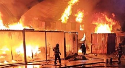 VIDEO: Fuerte incendio consume la Central de Abasto; hay un bombero lesionado