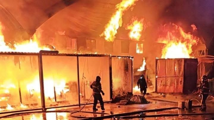 VIDEO: Fuerte incendio consume la Central de Abasto; hay un bombero lesionado