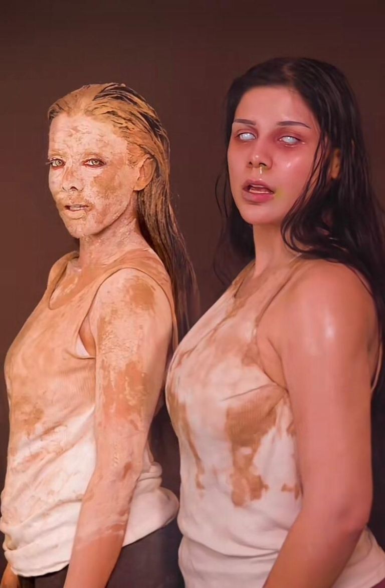 Uno de los fragmentos que más indignó a cibernautas es donde ambas famosas aparecen con lodo