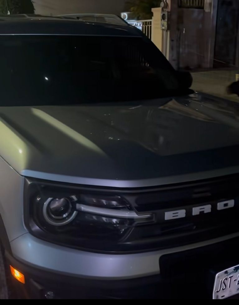 Camioneta de lujo ‘descompuesta’ aparece en una fiesta; trabajador la sacó del taller