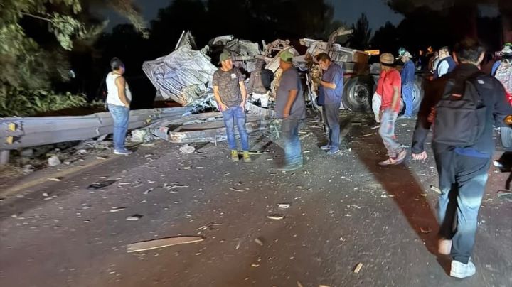 VIDEO: Tráiler termina destruido tras volcadura en la autopista Peñón-Texcoco