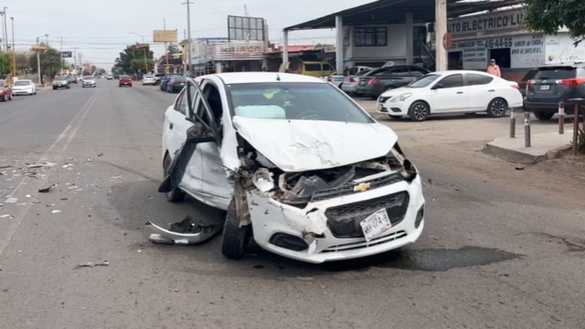 Fuerte accidente en Ciudad Obregón: Pick up corta circulación y provoca choque triple