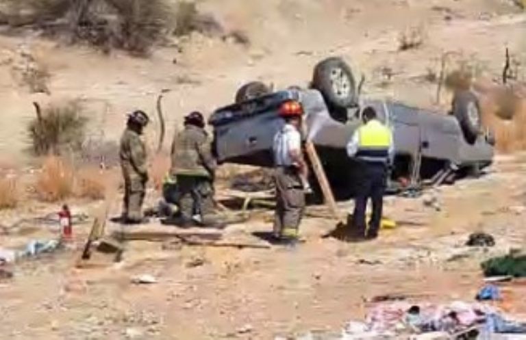 La camioneta accidentada terminó con las llantas arriba