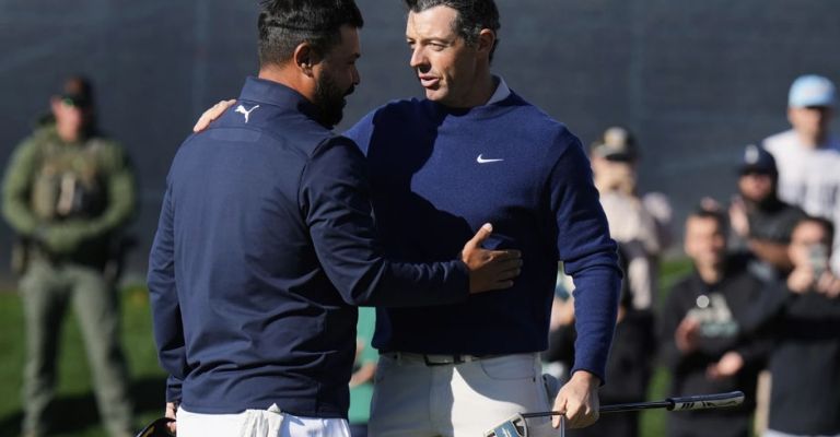 Rory recibe la felicitación de su rival en el campo
