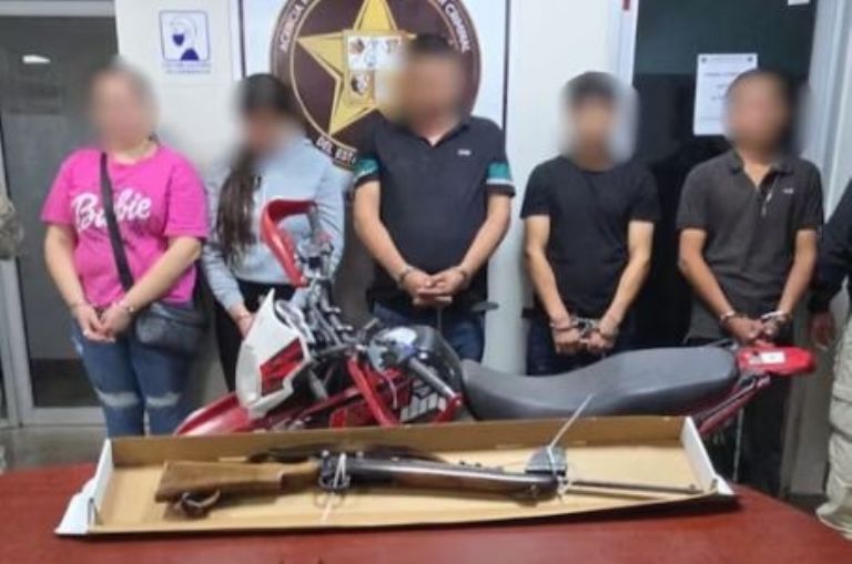 Las cinco personas detenidas y los objetos decomisados