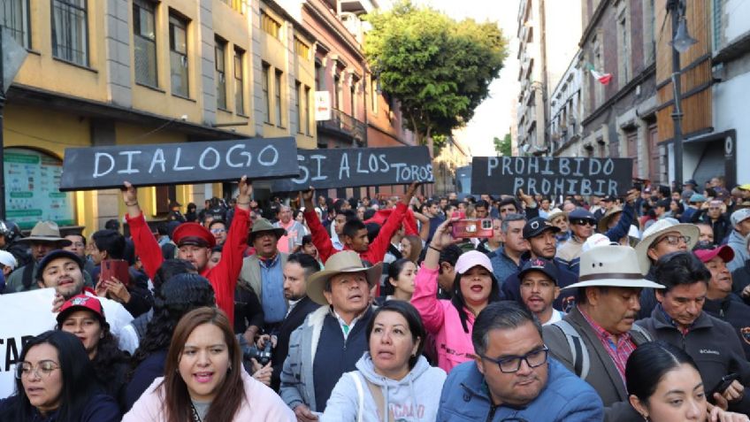 VIDEO: Se arma la pelea campal en el Congreso de la CDMX por corridas de toros