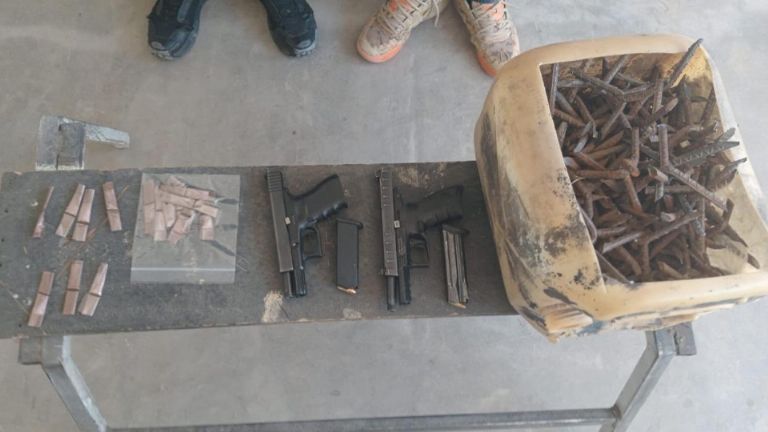 Arrestan a dos y decomisan armas y artefactos en Caborca