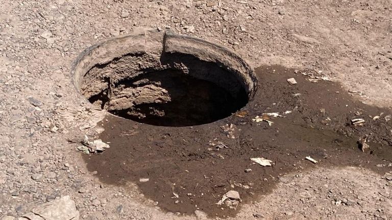 Vecinos de Aves del Castillo denuncian drenajes colapsados y calles en mal estado