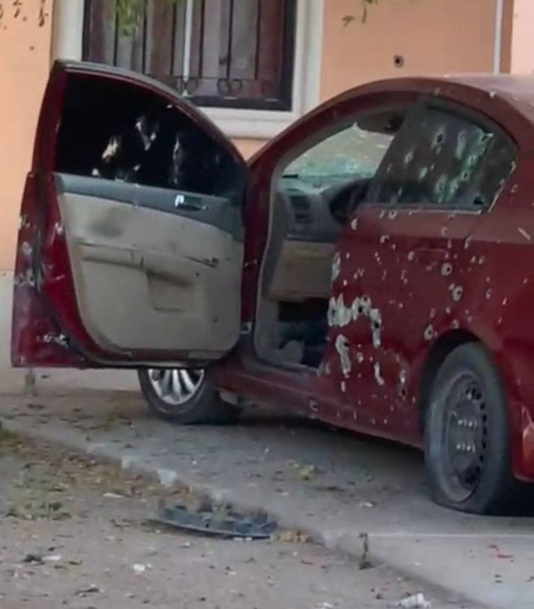 Así quedó el automóvil atacado a balazos este domingo