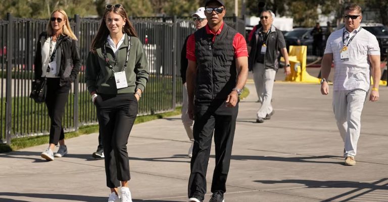 Tiger y Kai caminan juntos durante el Genesis Invitational