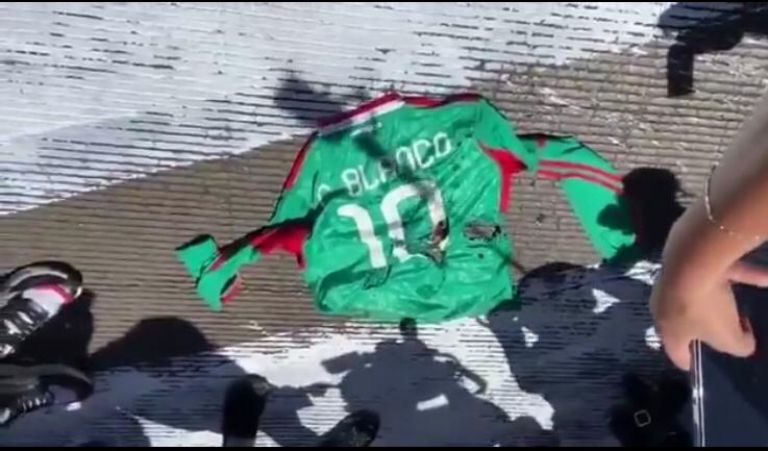 Feministas destruyen camiseta con el nombre de Cuauhtémoc Blanco