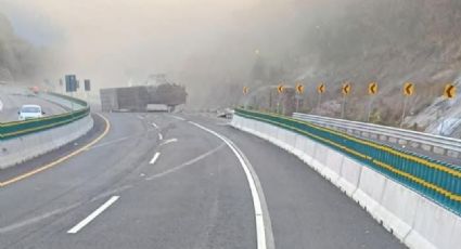 Caos en la autopista México-Cuautla: Tráiler con material peligroso sufre volcadura