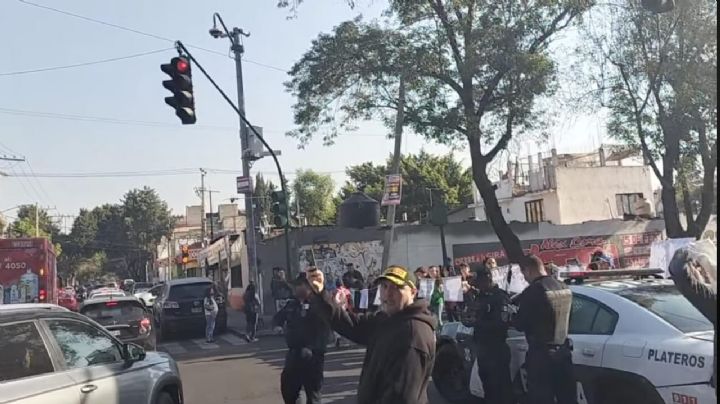 Padres de familias colapsan Lomas de Plateros y Periférico por maltrato a estudiantes