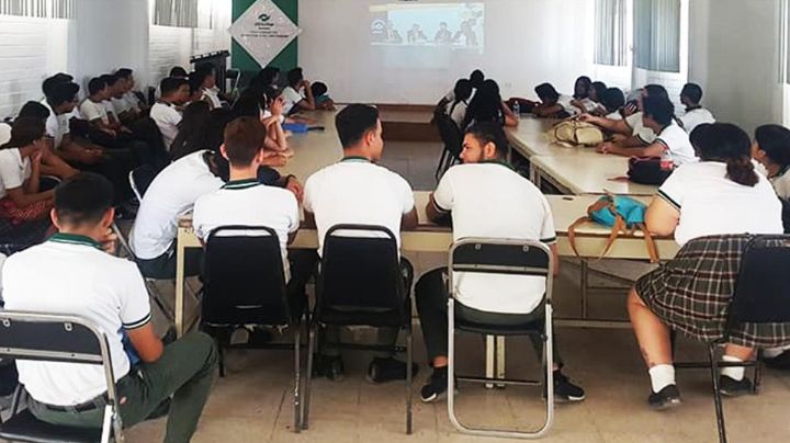 Estudiantes en situación vulnerable reciben 'mochila llena' en Conalep Guaymas