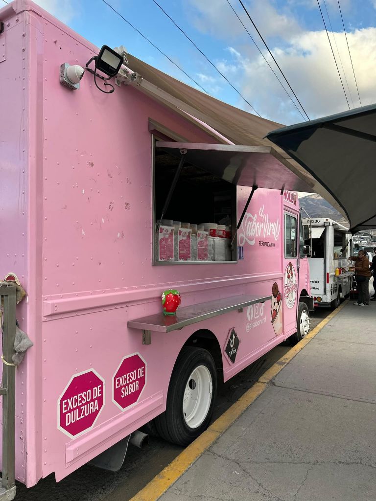 Fernanda Sánchez se hizo viral en TikTok con su venta de postres y después adquirió un camión para sus ventas 