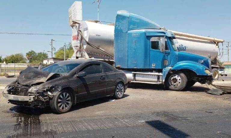 El tractocamión empujó varios metros al auto sedán