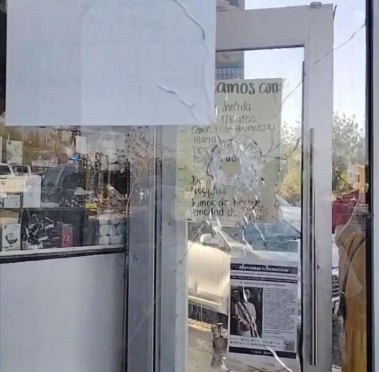 El abarrotes recibió un impacto de bala en la puerta