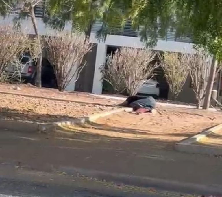 El lesionado quedó tendido en medio del camellón tras el ataque