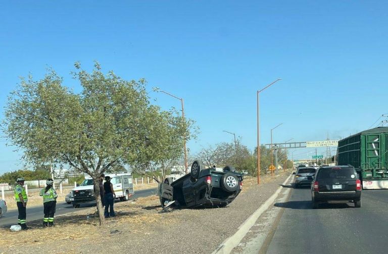 El automóvil accidentado terminó arriba del camellón