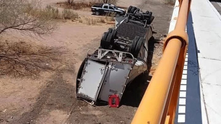 Terrible accidente en Sonora: Tráiler cae de puente en Santa Ana, deja cuatro lesionados
