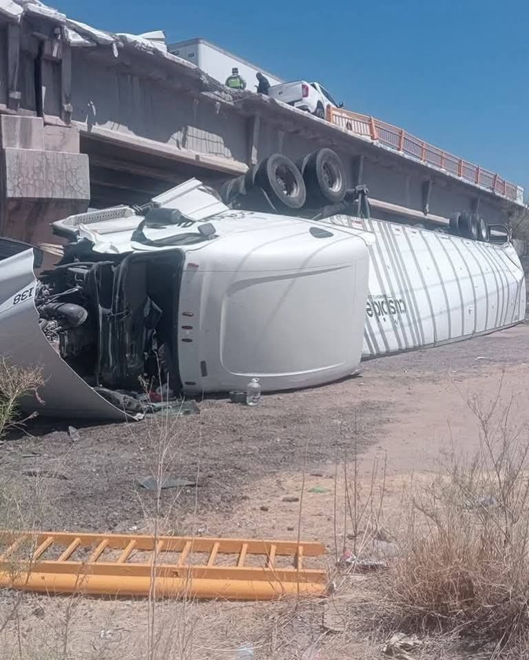 Aparentemente el conductor del tráiler perdió el control de la unidad 
