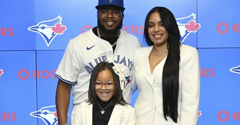 Guerrero Jr. y su familia, después de la firma