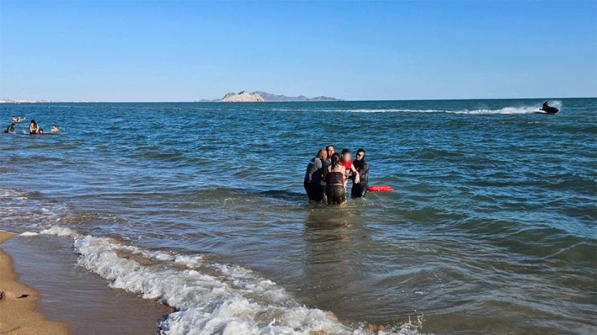 Rescatan a menor de 12 años de ahogarse tras ser arrastrado por olas en Bahía de Kino
