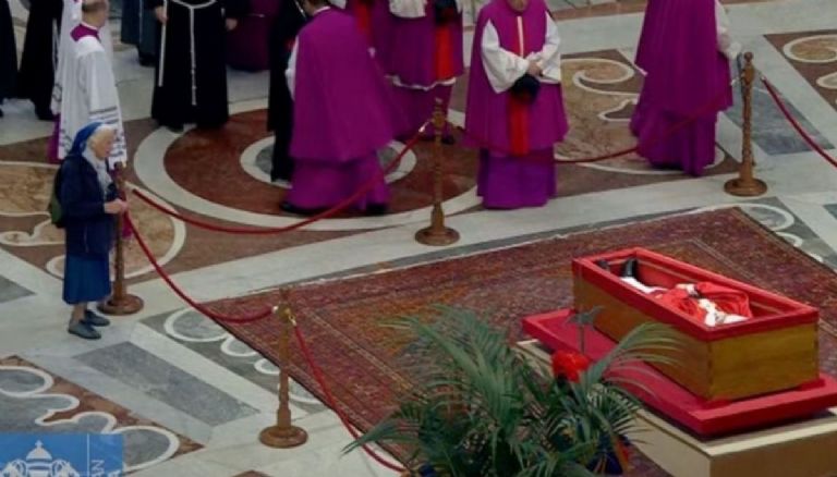 Sor Geneviève: la monja que despidió al Papa Francisco fuera del protocolo