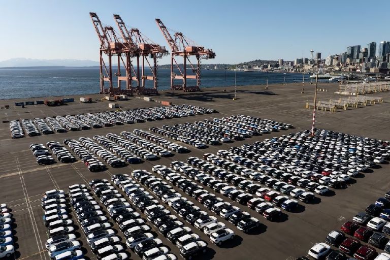 Autos Hyundai esperando salida en puerto