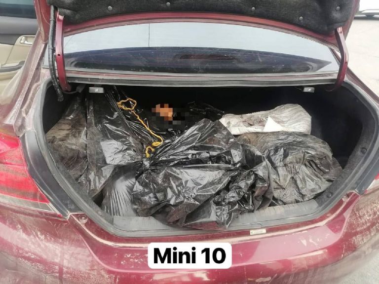 Al interior de un vehículo, hayan dos cuerpos; los abandonaron en Culiacán. Foto: Facebook