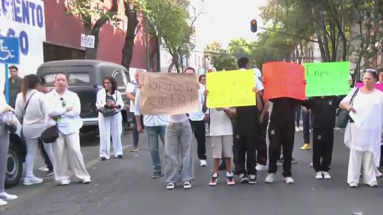 se manifiestan afuera de velatorio para exigir justicia