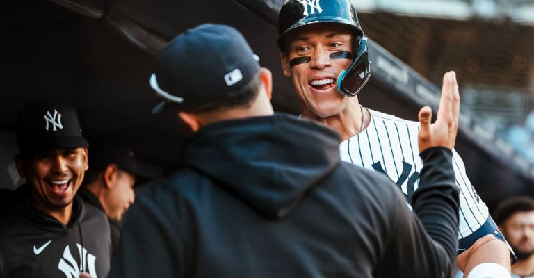 'El Juez' es felicitado en el dugout